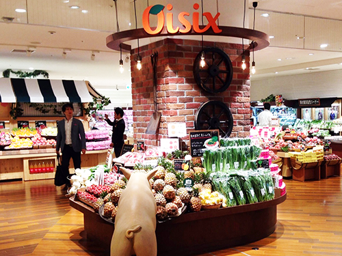 オイシックスは三越伊勢丹グループの店舗に出店している（写真は以前「クイーンズ伊勢丹石神井公園」内に設置した専用コーナー）